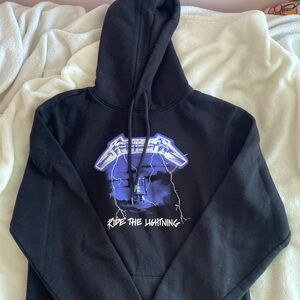 Metallica hoddie, never really worn in perfect condition.